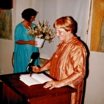Eva am Rednerpult bei Ausstellungseröffnung