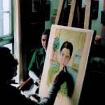 Eva beim Portraitmalen in ihrem Kölner Atelier